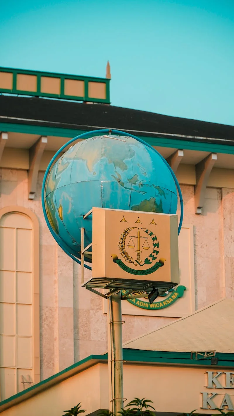 Globo terráqueo frente a un edificio institucional
