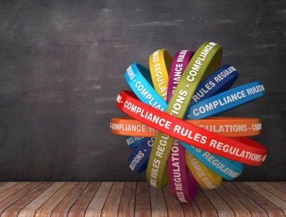 Concepto de cumplimiento normativo representado con cintas de colores que muestran reglas y regulaciones sobre un fondo oscuro.