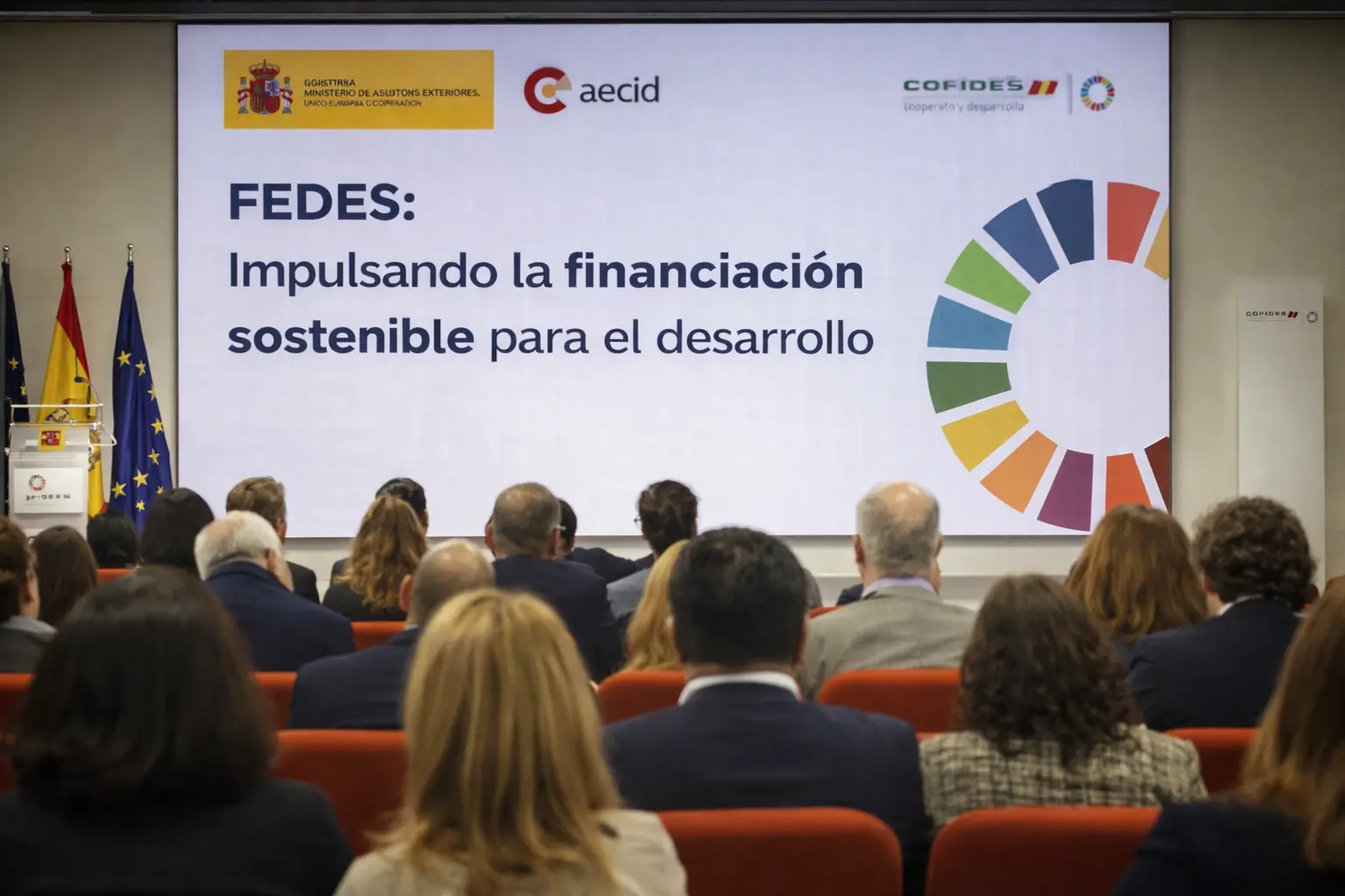 Presentación institucional sobre financiación sostenible FEDES ante público en un entorno corporativo.