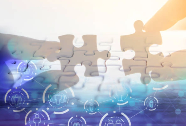 Dos manos sosteniendo piezas de rompecabezas frente a un fondo con iconos digitales.