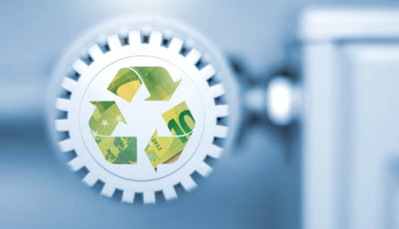 Termostato con símbolo de reciclaje que contiene billetes de diez euros.